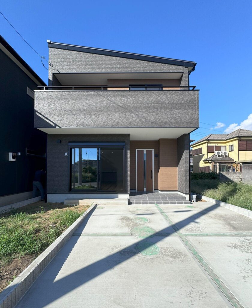 木目調を基調とした2階建てのお家