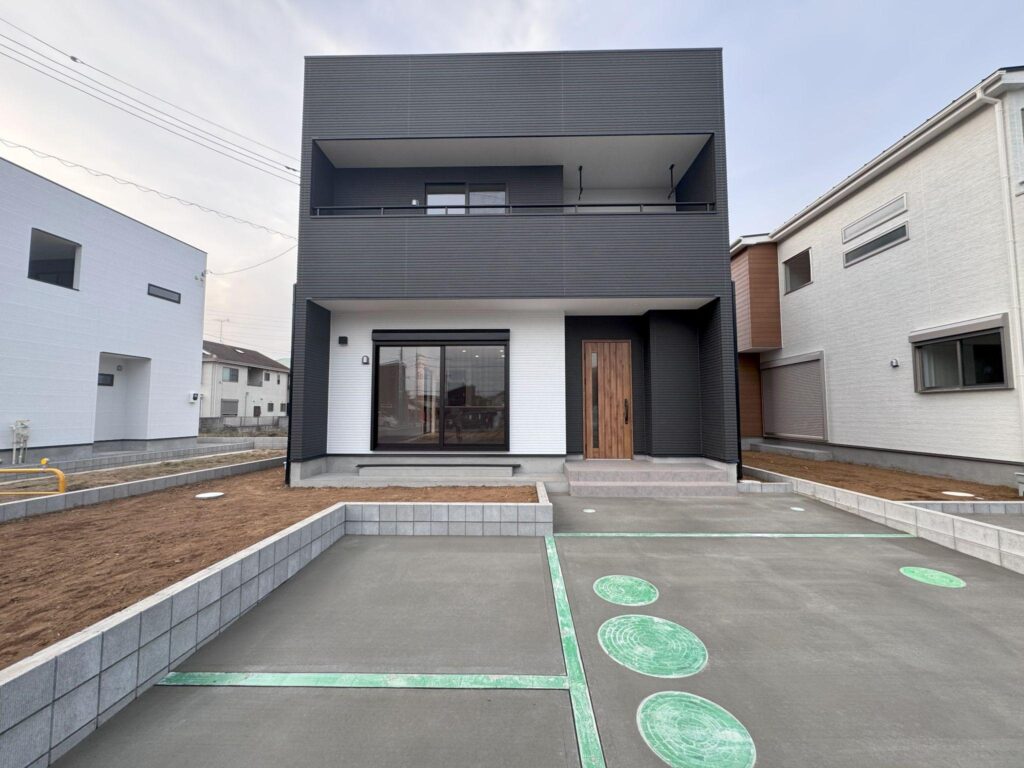 シックなブラウンとブラックが彩る吹き抜けのお家