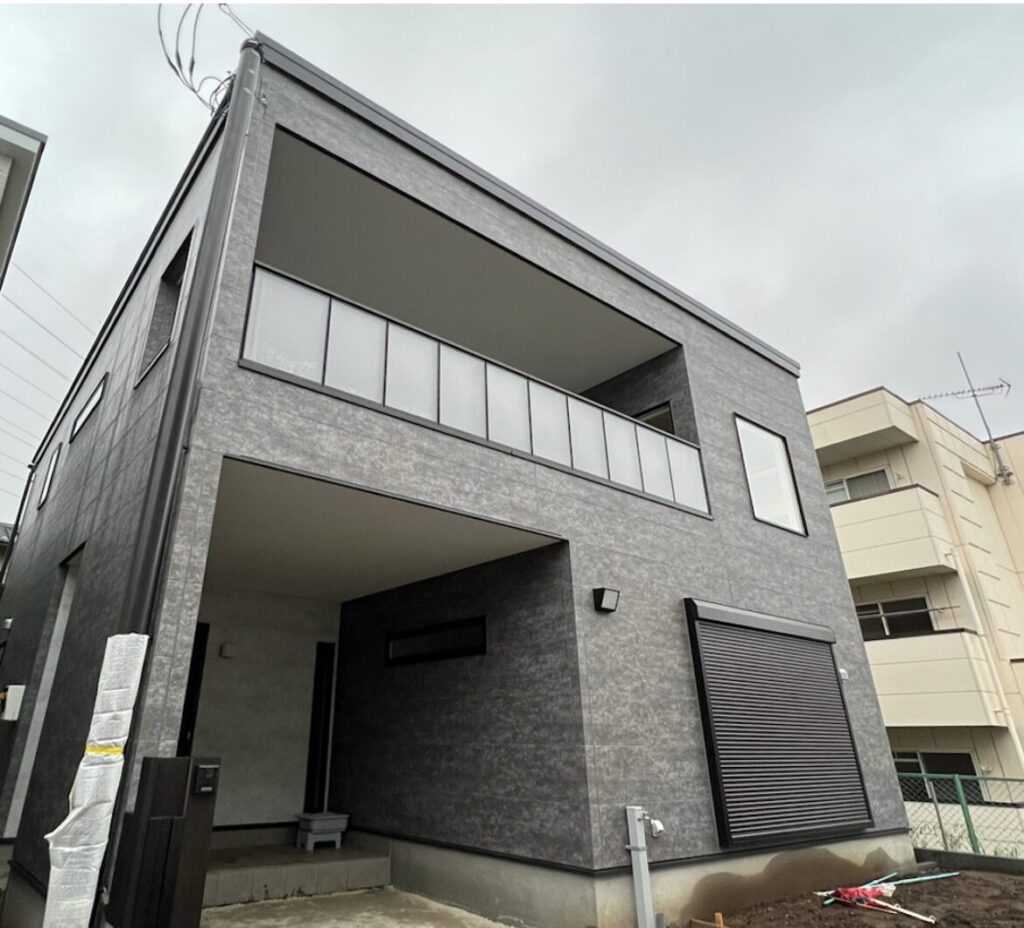 人気のグレー外観3選！スタイリッシュな住まいの実例紹介