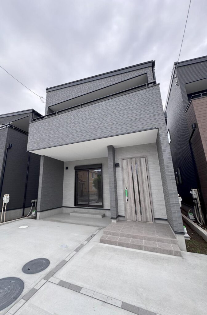 吹き抜けが映える二階建て
